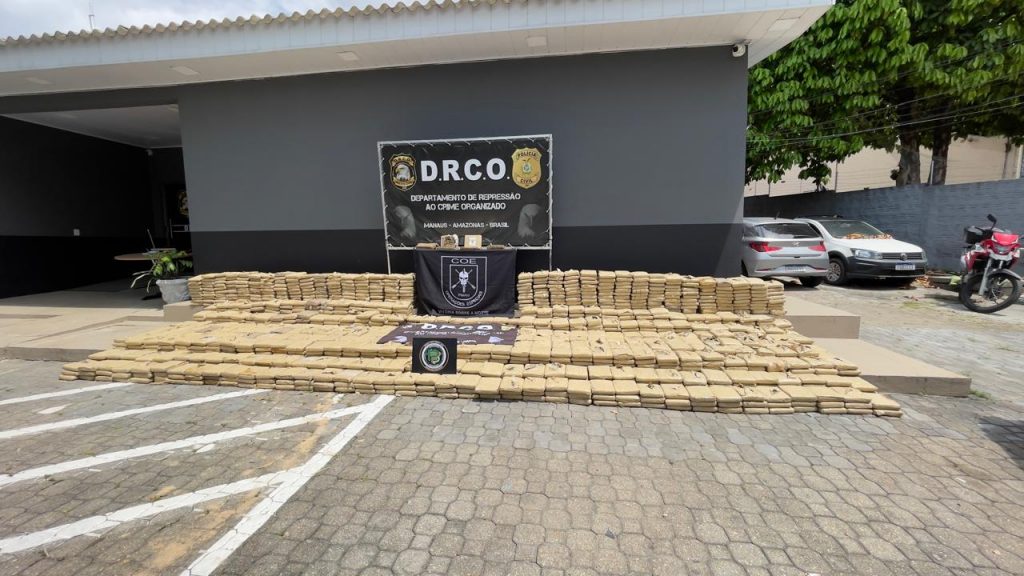 Policiais civis e militares interceptam embarcação com 1,7 tonelada de drogas em Anori, Amazonas