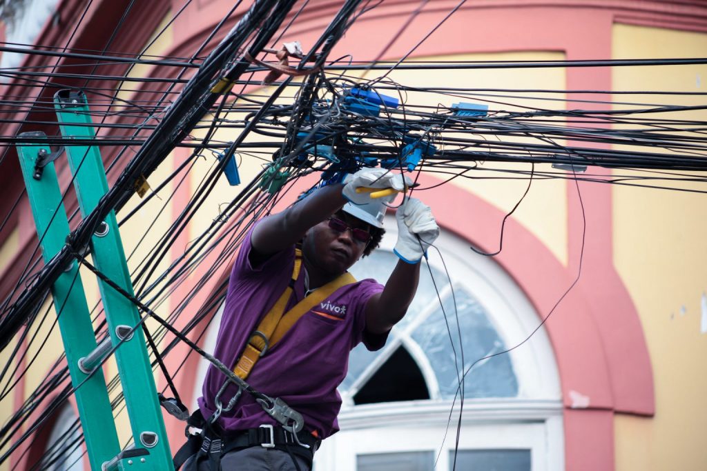 Prefeitura de Manaus retira 15 toneladas de fios do Centro Histórico Funcionário de empresa de telefonia retirando cabos e fios obsoletos de rede elétrica no Centro de Manaus