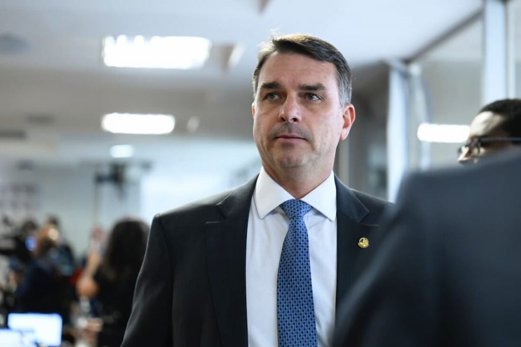 Flávio: “Se Bolsonaro ficar livre e puder voltar às urnas, desisto da candidatura” Flávio Bolsonaro condiciona retirada de candidatura à libertação do pai Bolsonaro
