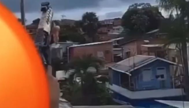 VÍDEO: Operação prende trio na Compensa; homem flagrado atirando com fuzil foge Material apreendido pela polícia durante operação na Compensa 2, zona oeste de Manaus