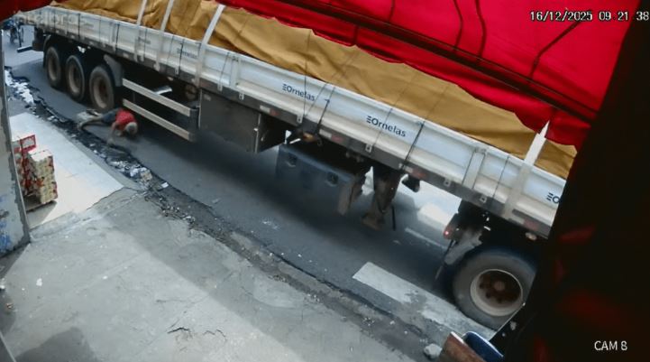 VÍDEO: Idoso escapa de ser esmagado por carreta após cair em rua de Manaus Idoso cai ao lado de carreta e escapa de ferimento grave em atropelamento na Zona Oeste de Manaus
