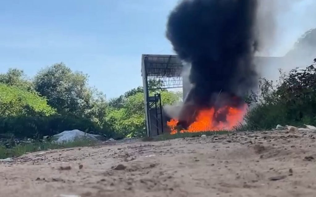 Fumaça intensa em incêndio em área de empresa de reciclagem no bairro Tarumã-Açu, em Manaus
