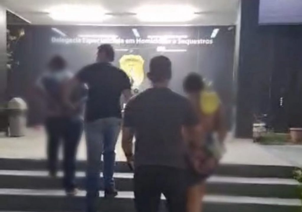 Irmãos são presos por homicídio de homem morto a facadas na Compensa Polícia Civil do Amazonas prende irmãos envolvidos em homicídio na Compensa