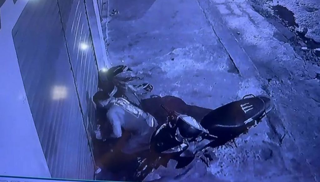 VÍDEO: Homem é preso após estrangular e matar cachorro no interior do AM Imagem de câmera de segurança mostrando o suspeito se aproximando de um cachorro em uma rua de Borba (AM).