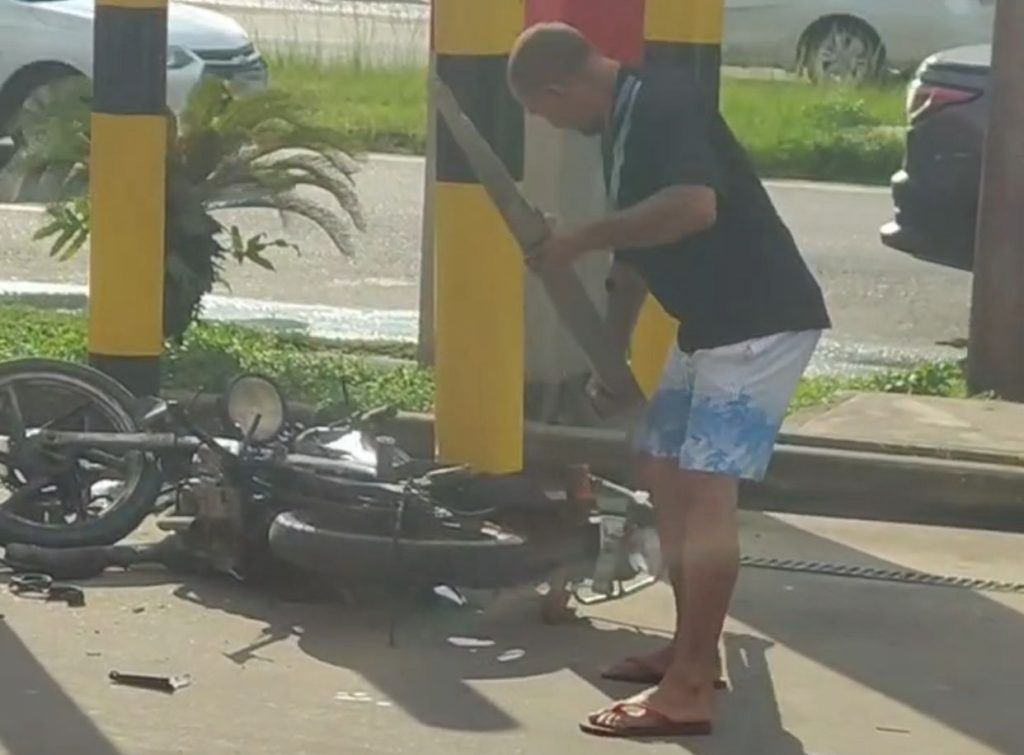 Homem destruindo a própria motocicleta após apreensão na Torquato Tapajós, em Manaus