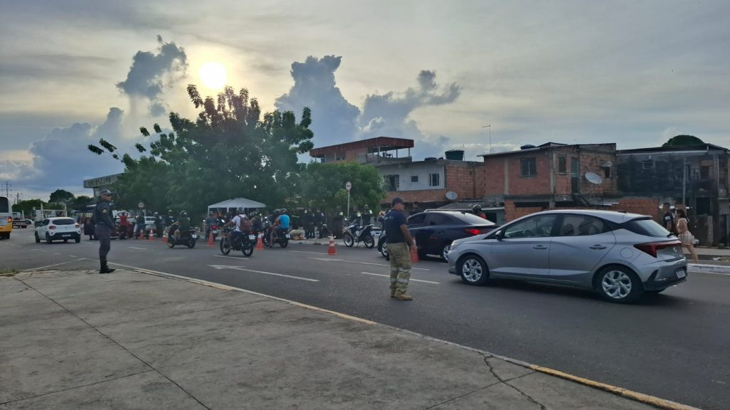 Homem procurado por homicídio é preso após acidente durante operação em Manaus Polícia prende homem com mandado de homicídio durante operação Hora Marcada em Manaus