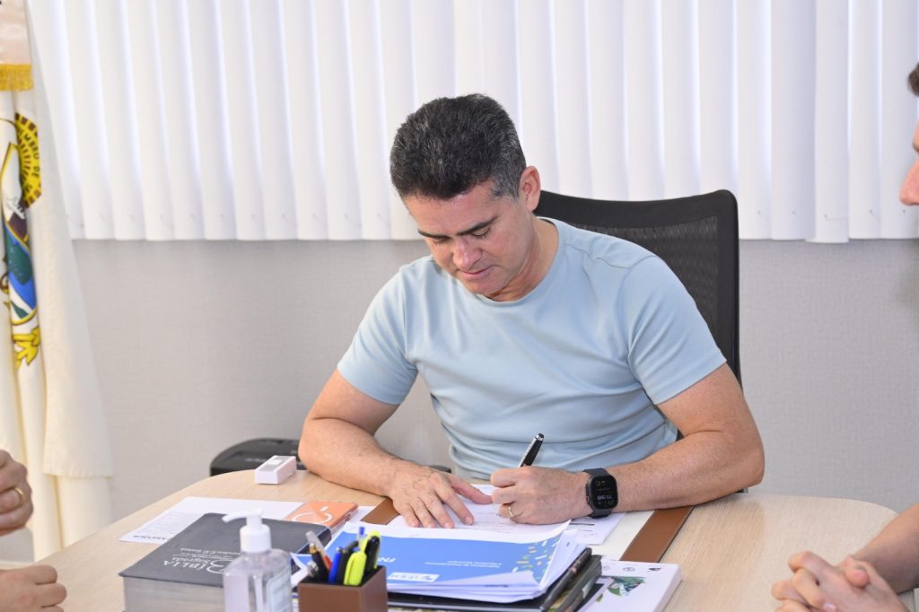 David Almeida nomeia 127 novos guardas municipais em Manaus David Almeida assina nomeação de novos guardas municipais em Manaus