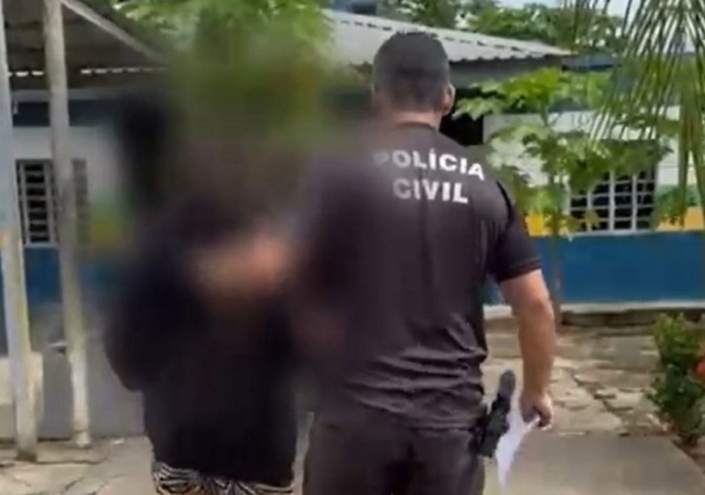 Mãe é presa no AM por autorizar marido estuprar filha para não ter outra mulher na ‘rua’ Fachada da Delegacia Geral da Polícia Civil do Amazonas em Manaus, com viaturas estacionadas à frente.