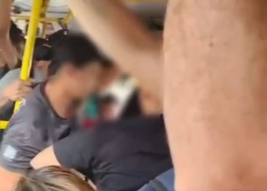 VÍDEO: Homem é acusado de importunação sexual e retirado de ônibus em Manaus Ônibus da linha 010 onde passageira denunciou importunação sexual em Manaus