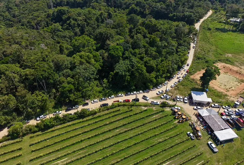 Assinatura de serviço para asfaltamento e infraestrutura no Ramal Água Branca, na Zona Rural de Manaus