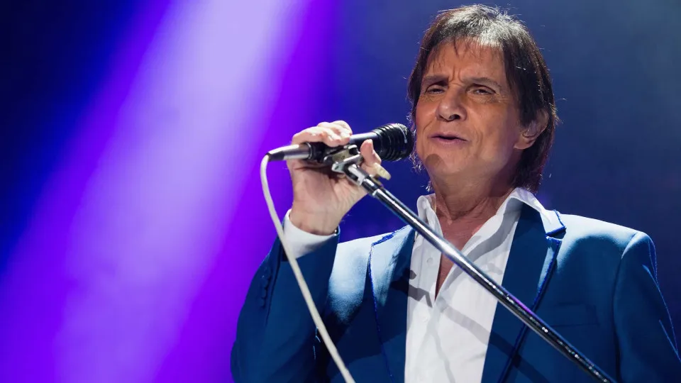 Roberto Carlos sofre acidente durante gravação do especial de Natal da Globo Cantor Roberto Carlos