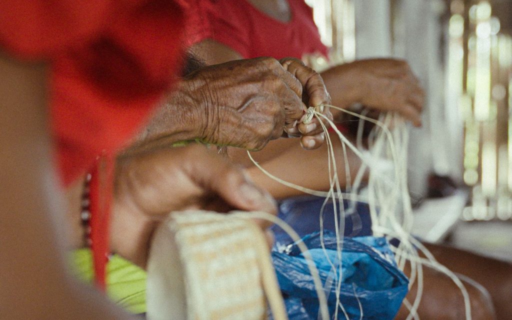 Tucum, o primeiro marketplace indígena do Brasil, que completa 12 anos em 2025 conectando a arte indígena diretamente ao mercado