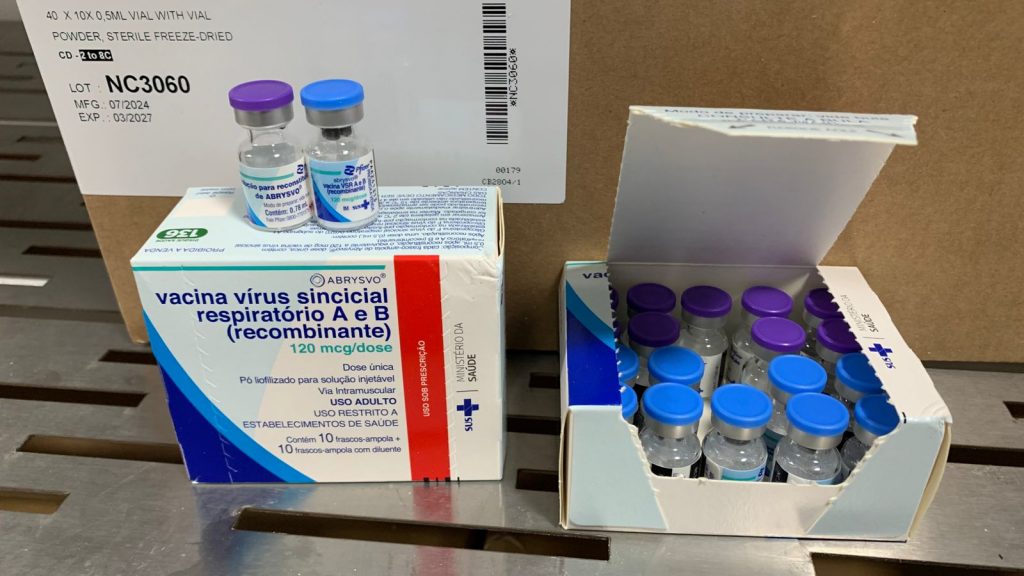 Frascos da vacina contra o vírus sincicial respiratório distribuída no Amazonas