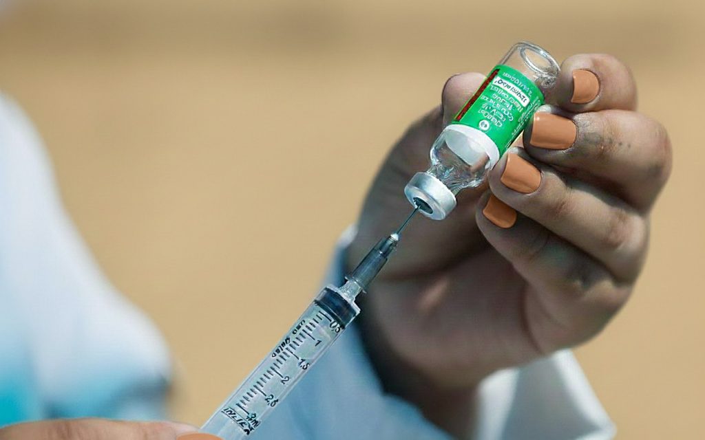 Baixa adesão acende alerta para vacinação contra Influenza no Amazonas Profissional de saúde aplica vacina contra Influenza em unidade básica no Amazonas