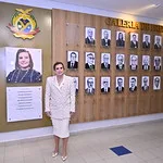 Yara Lins em frente a galeria de fotos dos presidentes do Tribunal de Contas do Amazonas (TCE-AM)