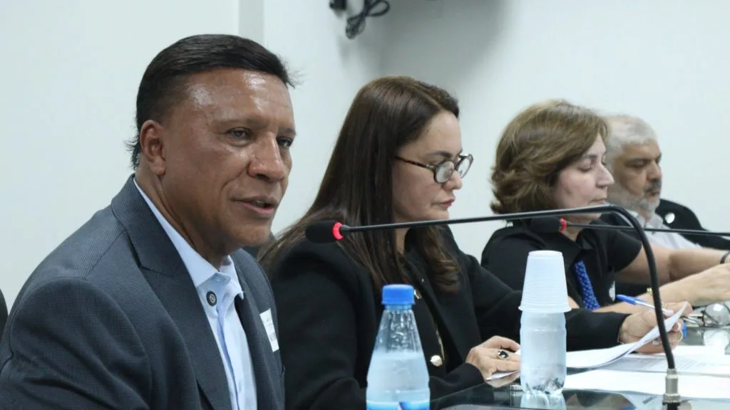 Membros da Amazonastur em reunião em Manaus