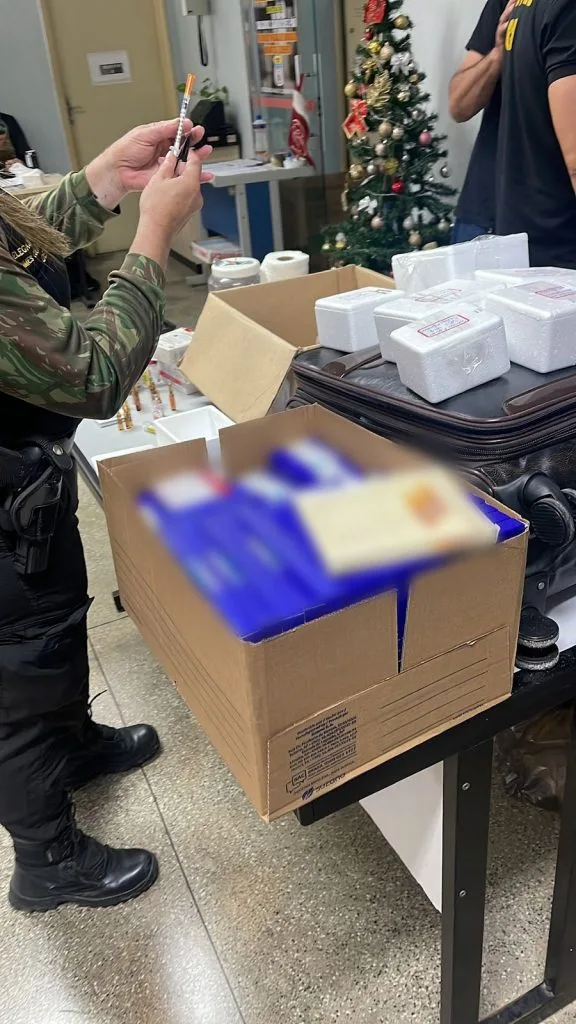 Materiais apreendidos em crimes de esquema ilegal de venda de medicamentos controlados em Manaus