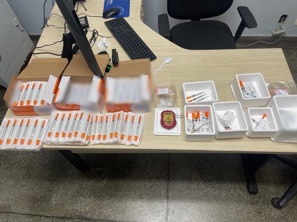 Materiais apreendidos em crimes de esquema ilegal de venda de medicamentos controlados em Manaus
