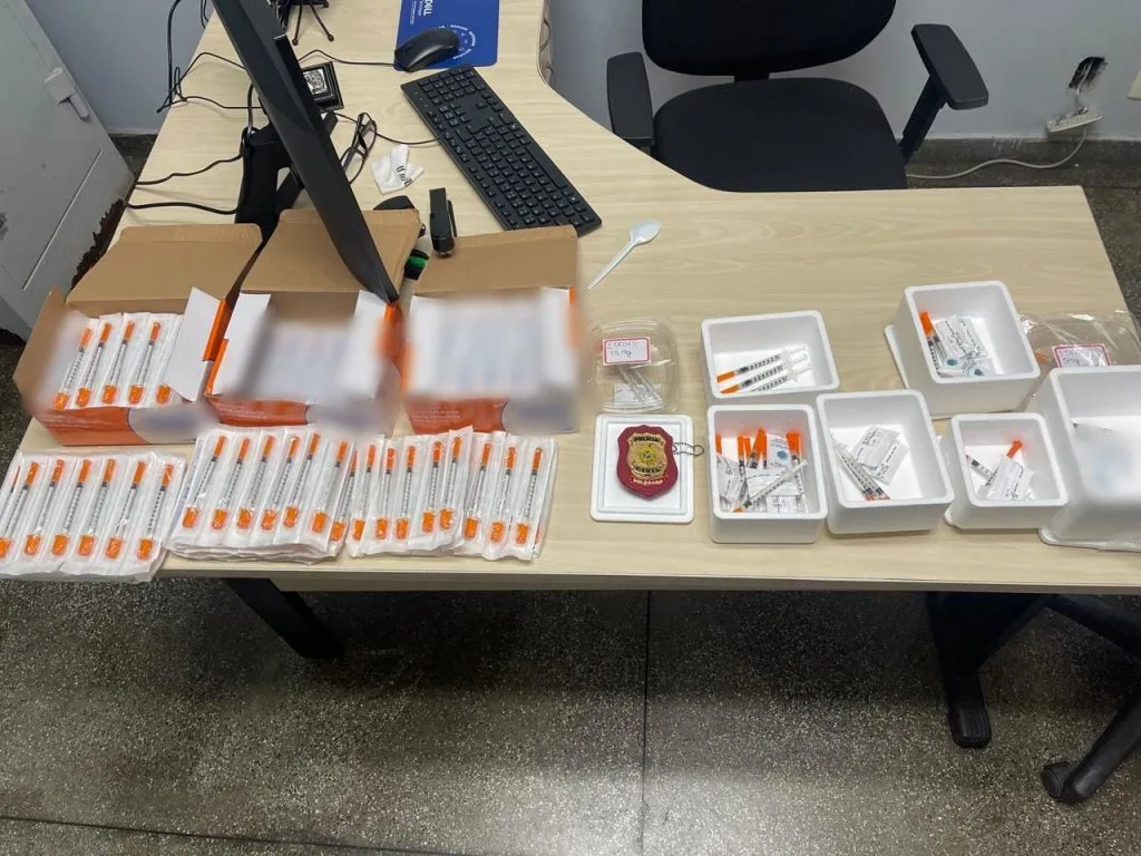 Materiais apreendidos em crimes de esquema ilegal de venda de medicamentos controlados em Manaus