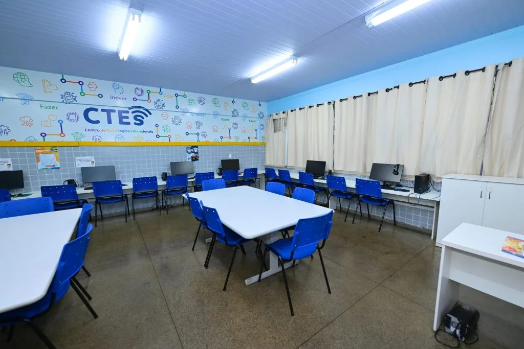 Prefeito David Almeida visita escola municipal e acompanha aplicação do Proesc em Manaus