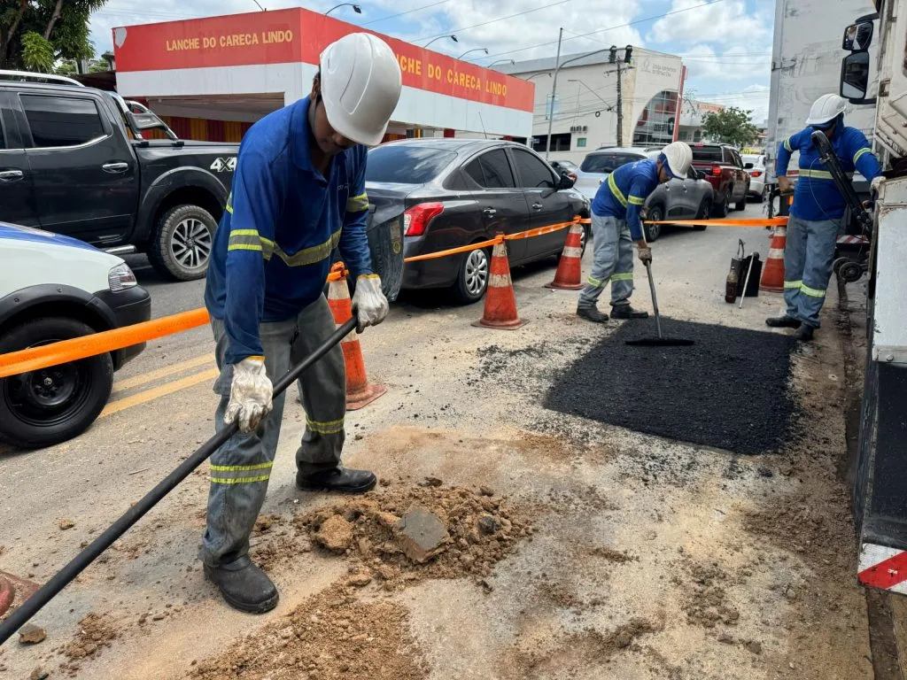 Prefeitura-de-Manaus-fiscaliza-servico-de-concessionaria-de-agua-apos-vazamento-no-bairro-Parque-10-de-Novembro