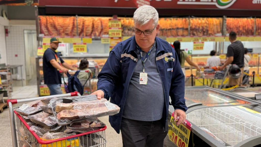 Procon Amazonas apreende mercadorias vencidas em Supermercado de Manaus