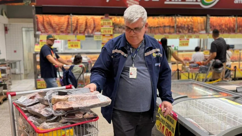 Procon Amazonas apreende mercadorias vencidas em Supermercado de Manaus