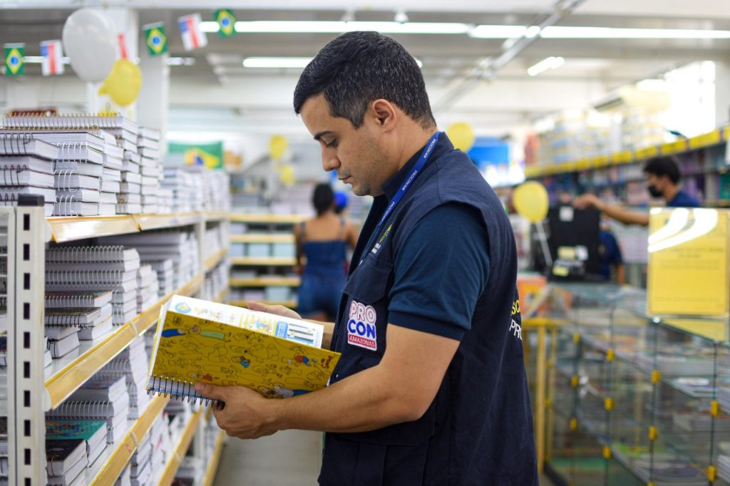 Procon-AM divulga o que escolas não podem cobrar dos pais