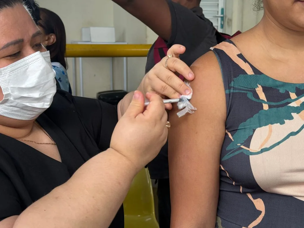 Gestante recebe vacina contra bronquiolite em unidade de saúde de Manaus
