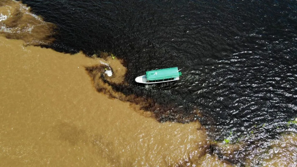Barco de Turismo no Encontro das Águas em Manaus