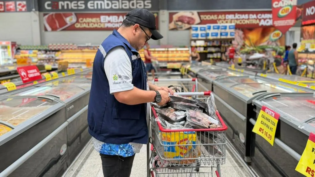 Procon Amazonas apreende mercadorias vencidas em Supermercado de Manaus
