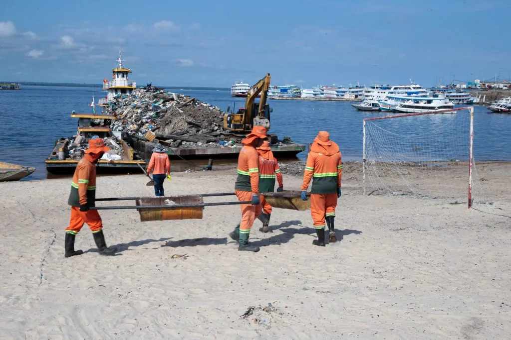 Limpeza da Praia da Ponta Negra em Manaus