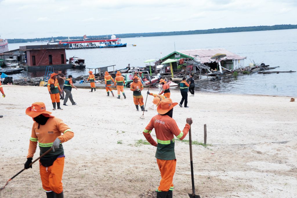 Limpeza da Praia da Ponta Negra em Manaus