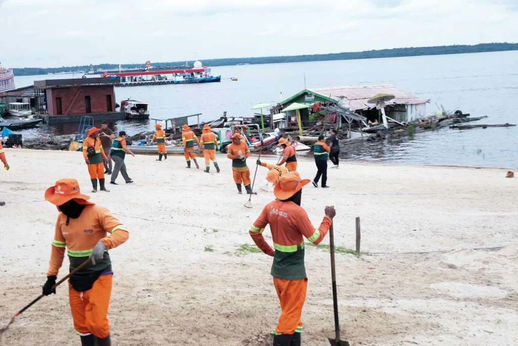 Limpeza da Praia da Ponta Negra em Manaus
