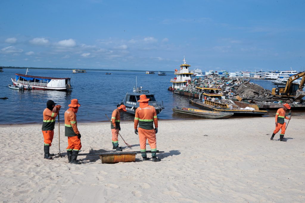 Limpeza da Praia da Ponta Negra em Manaus