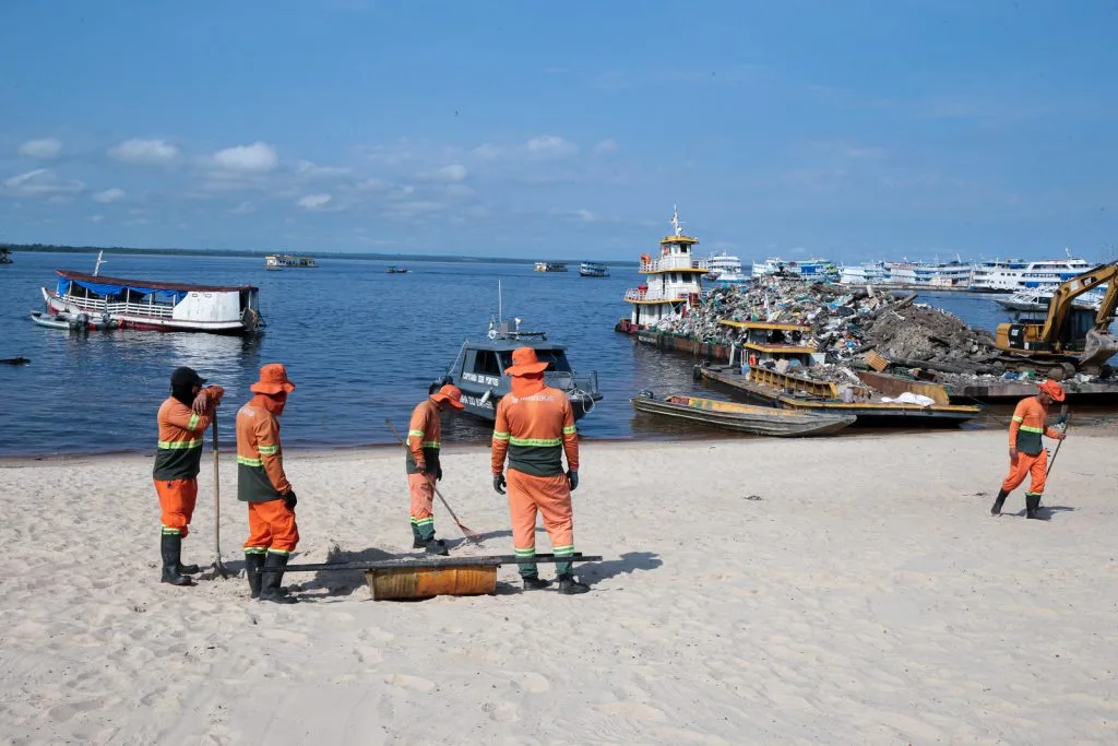 Limpeza da Praia da Ponta Negra em Manaus