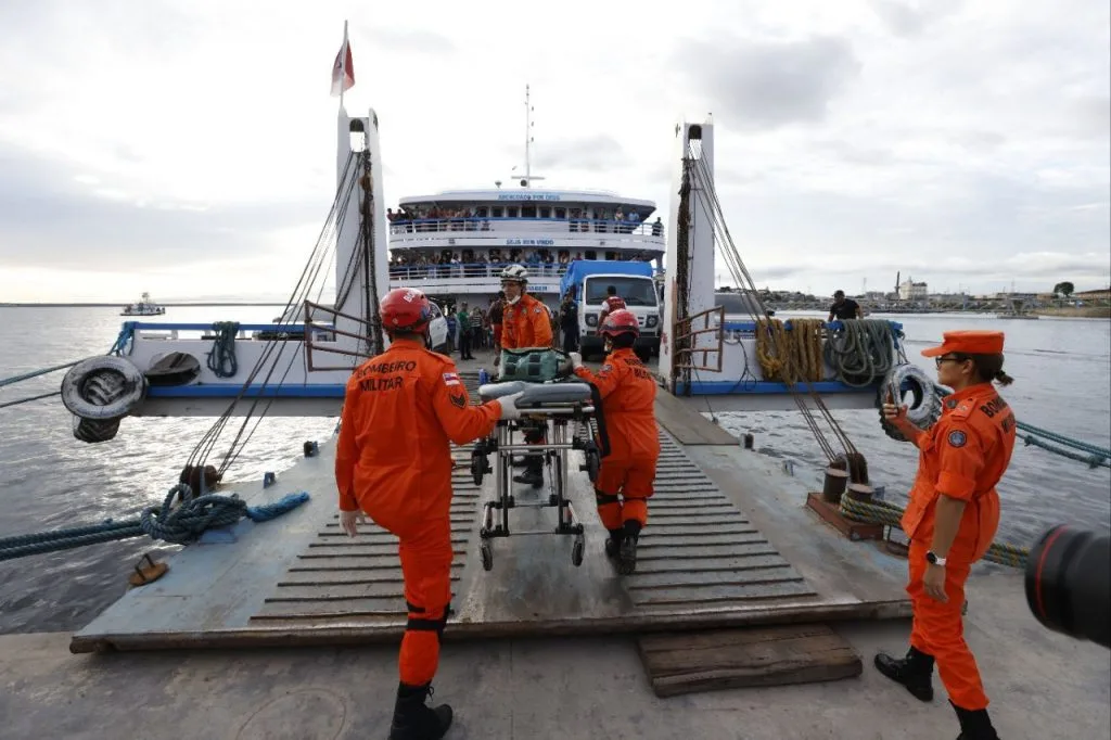 Equipes intensificam buscas e atendimento após naufrágio em Manaus