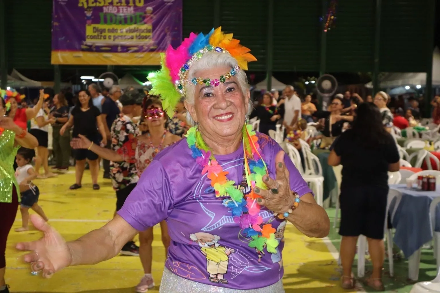 Mulher dança durante o Carnaldoso em Manaus