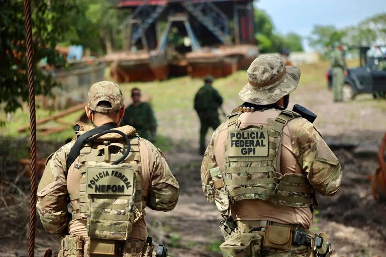 Policia Federal realiza operação contra garimpo ilegal no Rio Negro, Amazonas
