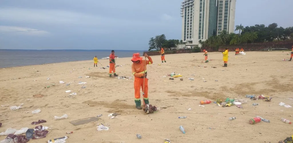 Prefeitura realizou limpeza na praia da Ponta Negra após show musical que deixou grande volume de lixo no local.