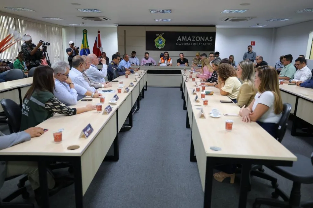 Governo do Amazonas antecipa ações diante da cheia de 2026, com risco para 35 municípios e mais de 690 mil pessoas.
