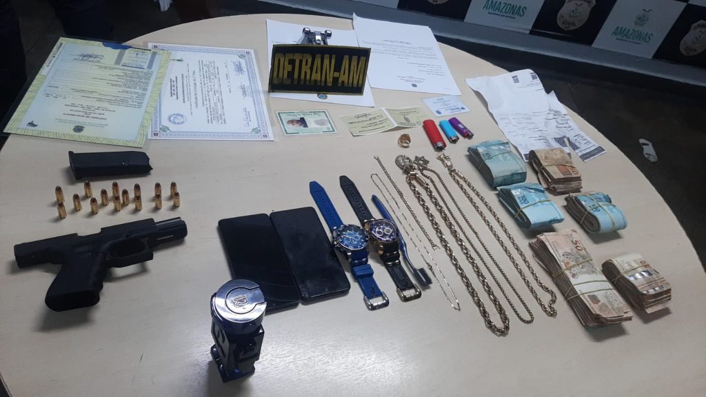 Motorista é abordado pelo Detran-AM com arma, documentos falsos e dinheiro em Manaus