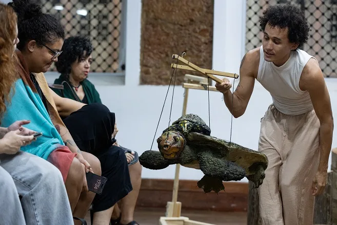 Borboletas bebem lágrima de tartaruga