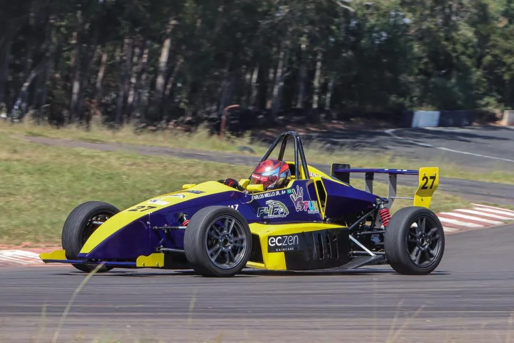 Piloto amazonense Cacá De Carli durante teste em carro de Fórmula no autódromo de Piracicaba.