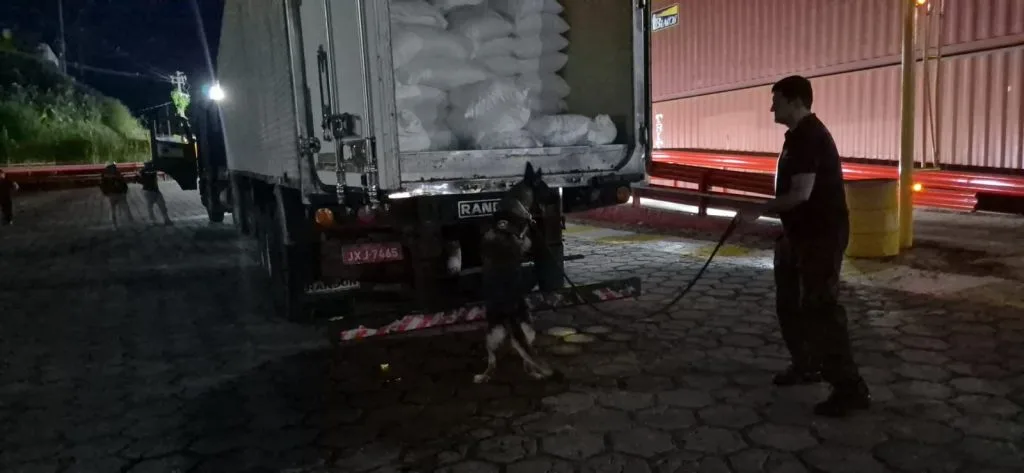apreensão de drogas pela Polícia Civil do Amazonas em caminhão na zona Leste de Manaus