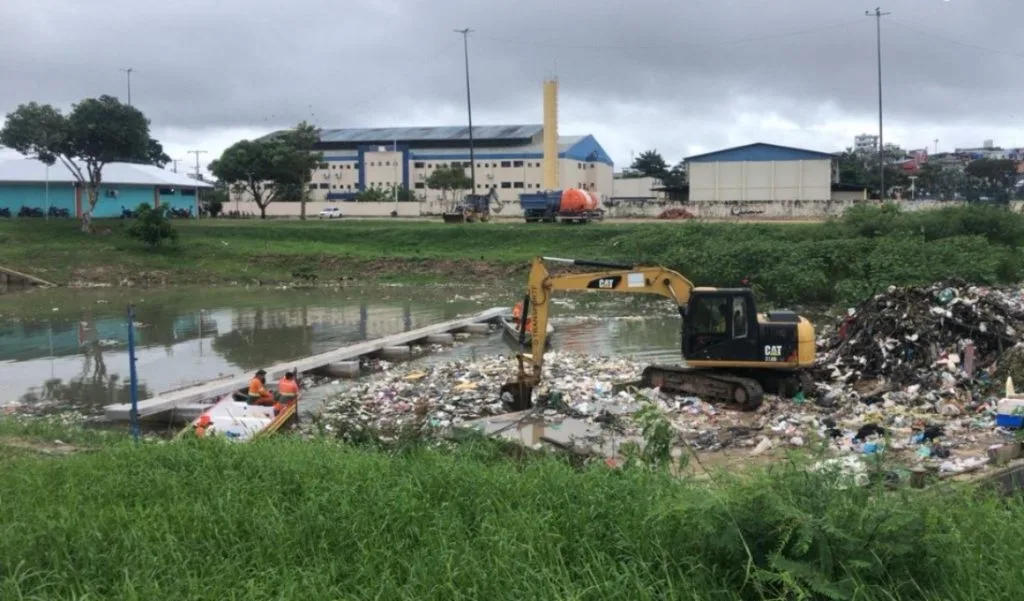 Retirada de lixo da orla do Rio Negro em Manaus