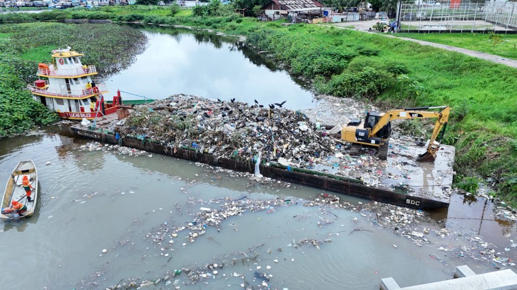 Retirada de lixo da orla do Rio Negro em Manaus