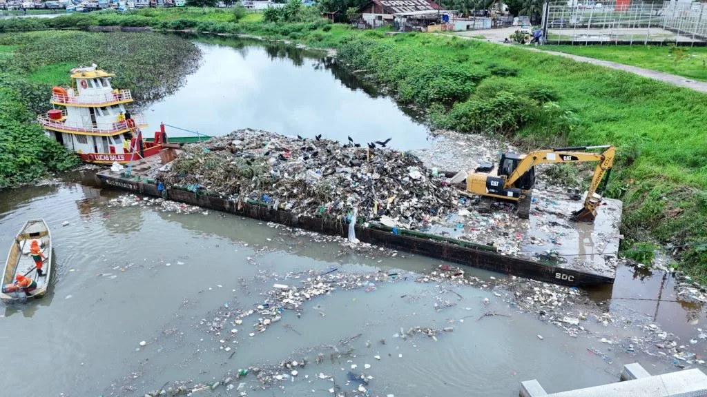Retirada de lixo da orla do Rio Negro em Manaus
