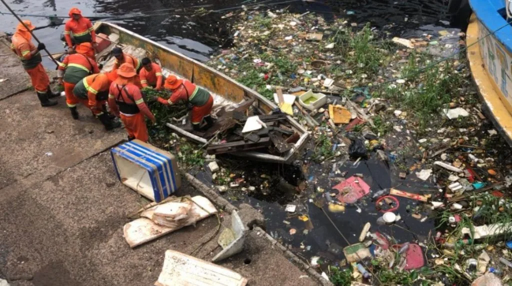 Retirada de lixo da orla do Rio Negro em Manaus