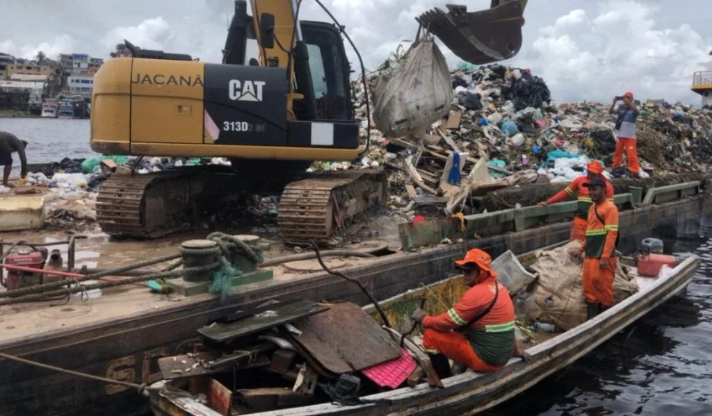 Retirada de lixo da orla do Rio Negro em Manaus